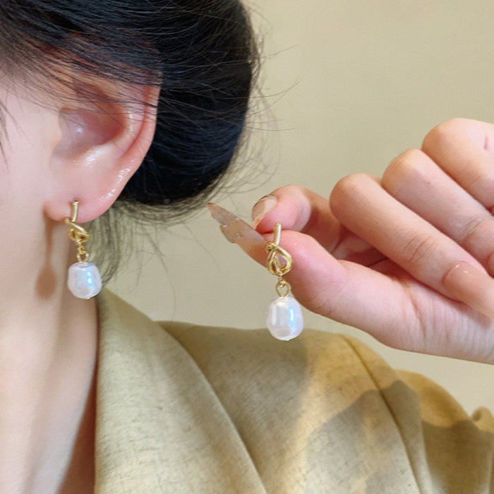 Wholesale Vintage versatile temperament pearl earrings, light luxury, niche design, gold earrings, ear accessories