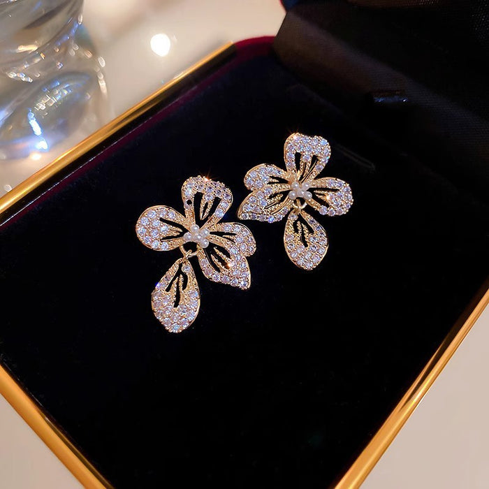 Wholesale Light luxury full diamond flower earrings, versatile and high-end, exquisite hollowed out lucky grass earrings wholesale