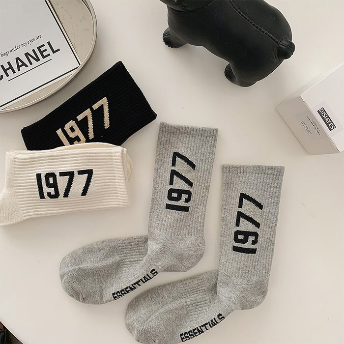 Wholesale Middle socks, number socks, letter socks, black and white college style socks