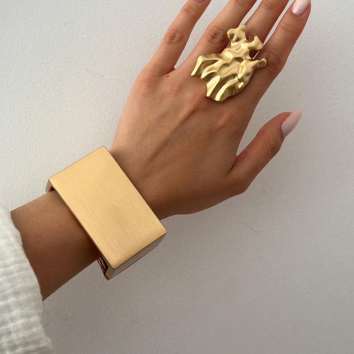 Wholesale Personalized irregular antique gold bracelet, niche wide face open mouth bracelet, handmade accessory