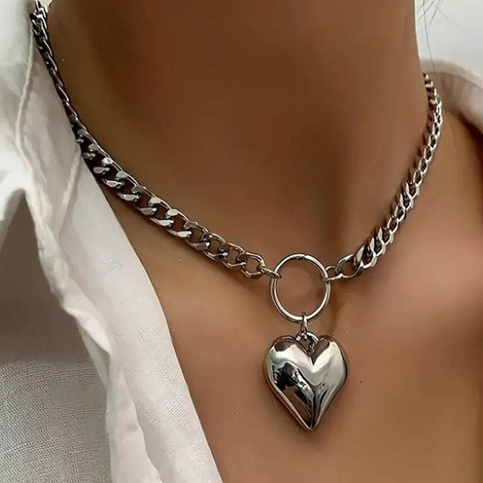 Wholesale New exquisite peach heart pendant necklace with simple metal thick chain heart-shaped collarbone necklace