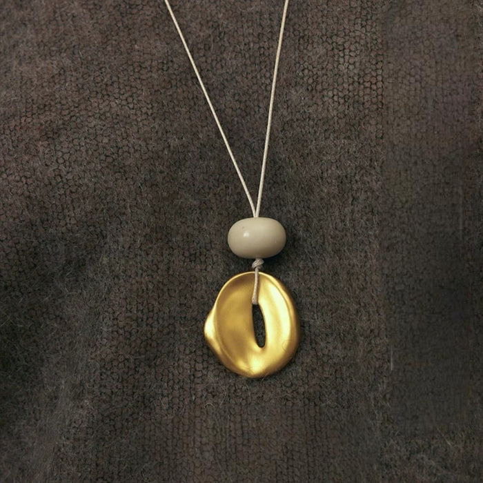 Wholesale High end luxury pendant necklace with a female niche design and temperament, long sweater chain, simple and fashionable commuting necklace