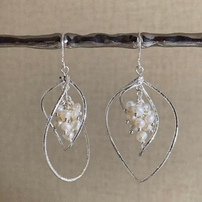 Wholesale Stylish hollow pearl earrings with a niche design, simple and elegant personality