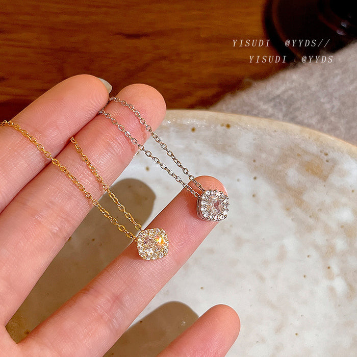 Wholesale Light luxury versatile super sparkling square zirconia necklace with niche design, high-end temperament, titanium steel lock bone chain, neck chain accessories wholesale