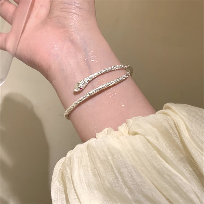 Wholesale Bracelet with a light luxury and niche design, delicate and cool style for women, adjustable personality and high-end feel