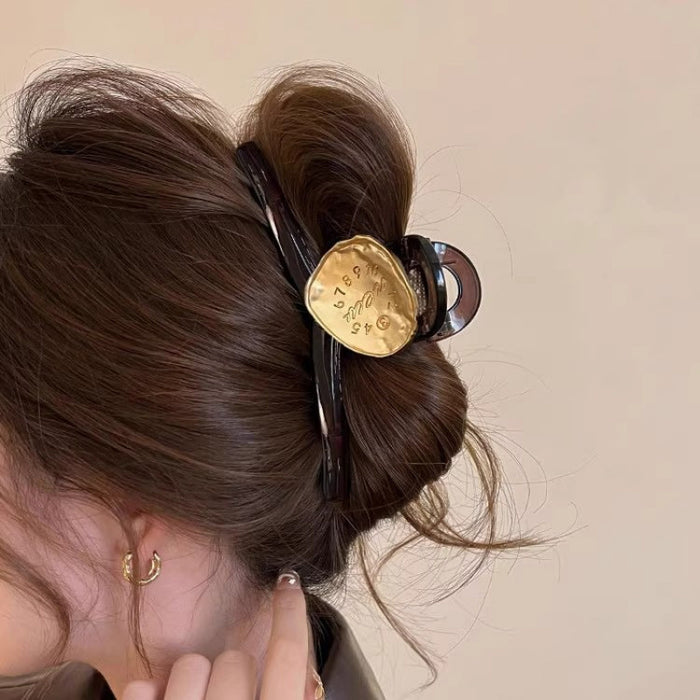 Wholesale Simple and sophisticated style with a large shark clip hair clip and a new style of hair accessory at the back of the head