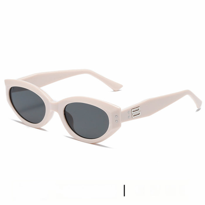 Wholesale New retro cat-eye sunglasses for women, fashionable and high-end street style sunglasses for small faces