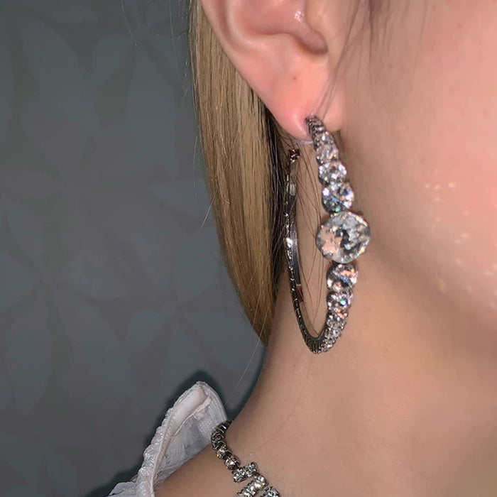 Wholesale Alloy Super Flash Claw Chain Earrings With Round Rhinestones On One Side JDC-ES-JL1061